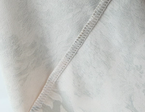 Detailopname van bloemenprint stof met hoogwaardige stiksels en gladde textuur
