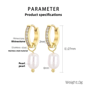 Détail de boucles d'oreilles créoles en acier plaqué or 18K avec perles et strass brillants