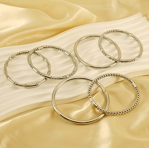 Dettaglio di bracciali in argento stile bamboo e perline su seta pregiata