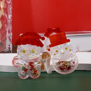 Detalle de colgantes de resina navideños DIY con figuras de muñeco de nieve y jengibre