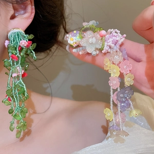 Primer plano detallato de pendientes de cuentas de flores de cristal hechos a mano