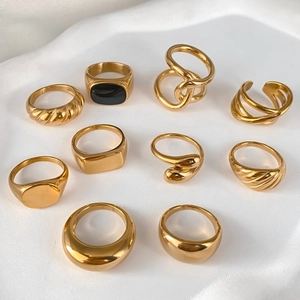 Set van 10 vergulde minimalistische metalen ringen in verschillende ontwerpen