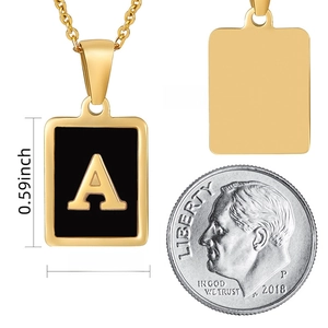 Collier avec pendentif lettre A carrée en acier inoxydable doré 18 carats