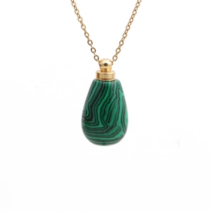 Détail du pendentif flacon de parfum en malachite avec sa chaîne dorée élégante