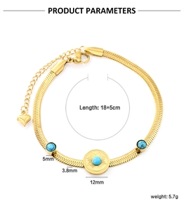 Detail eines 18K vergoldeten Schlangenarmbands mit Türkisperlen und Maßen