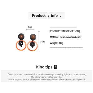 Fiche technique pour boucles d'oreilles en résine et bois de 5cm, poids 18g, sur fond blanc