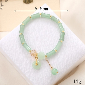 Détail du bracelet en perles de bambou vert clair avec diamètre 6,5 cm et poids 11 g