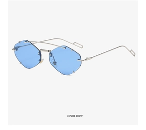Seitenansicht der blauen Polygon-Sonnenbrille mit silbernem Doppelsteg-Metallrahmen