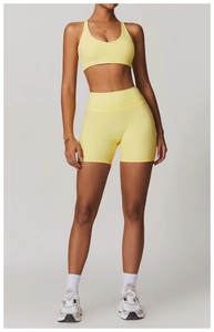 Détail macro de la brassière de sport jaune citron montrant la texture du tissu sans couture