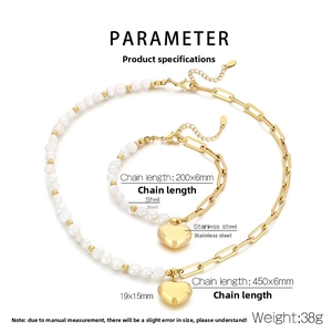 Détail d'un ensemble collier et bracelet en acier inoxydable doré avec pendentifs cœur