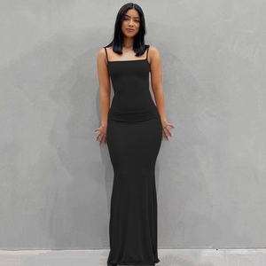 Vestido largo negro ajustado con tirantes finos hecho de tejido de punto elástico