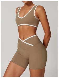 Brassière et short de sport mocha avec liseré blanc et taille haute croisée en V