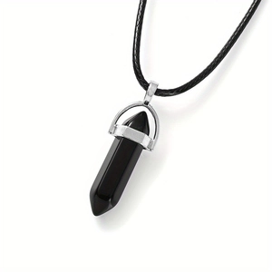 Détail d'un pendentif en pierre hexagonale noire avec fermoir argenté et cordon en cuir