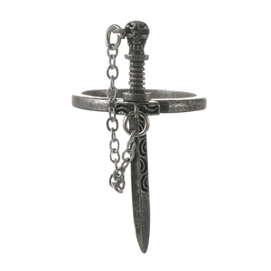Gotische zilveren zwaardring met schedel en metalen ketting op een witte achtergrond