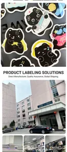 Détail de broches de chat noir en acrylique avec un revêtement lisse en résine époxy