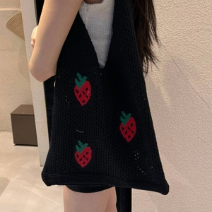 Borsa tote in maglia nera stile giapponese con motivo a fragole portata sulla spalla