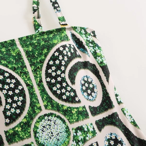 Gros plan sur l'imprimé labyrinthe vert et motif floral sur tissu de maillot de bain