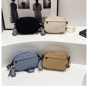 Quatre sacs à bandoulière en nylon minimalistes avec charms ours en plusieurs couleurs