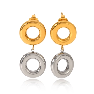 Détail des boucles d'oreilles créoles bicolores en or 18K et acier inoxydable sur fond blanc
