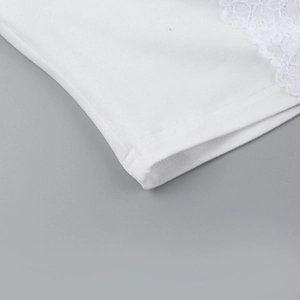 Dettaglio macro del tessuto in cotone bianco con pizzo delicato e cuciture rifinite