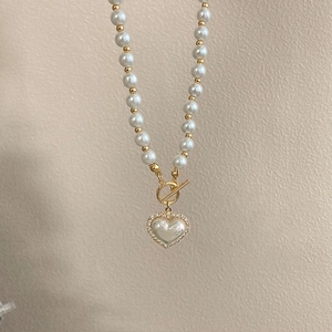 Elegante Perlenhalskette mit Herzanhänger, T-Verschluss und Strassbesatz für Damen