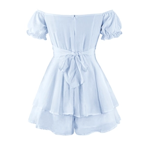 Hellblauer schulterfreier Jumpsuit mit Rückenschleife und gestuftem Volantsaum