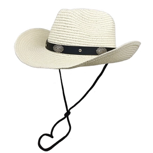 Chapeau de cowboy en paille ivoire avec bandeau en cuir noir et conchos pour la plage