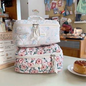 Trousse de toilette matelassée florale, grand sac de rangement de voyage portable à double zips.
