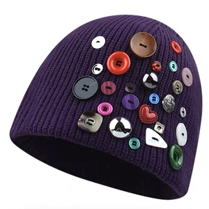 Bonnet en maille violet foncé avec boutons décoratifs colorés de formes variées