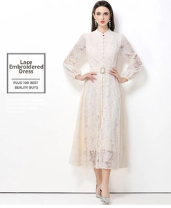Détail de la broderie florale et des boutons recouverts sur la robe en dentelle blanche