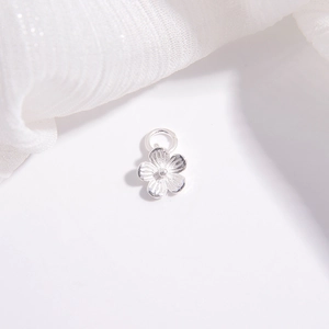 Détail du pendentif fleur de lotus en argent S925 avec anneau de connexion pour bijoux