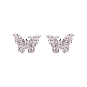 Boucles d'oreilles papillon en argent avec zircons étincelants sur fond blanc