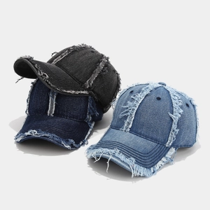 Casquettes de baseball en jean délavé avec bords effilochés en noir et bleu style vintage