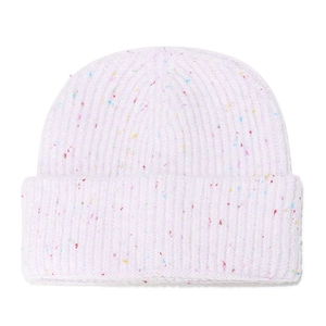 Détail du bonnet en maille rose montrant le fil chiné coloré et la texture côtelée