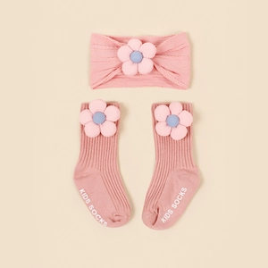 Détail du lot de chaussettes et bandeau bébé rose avec fleurs 3D et motifs en maille