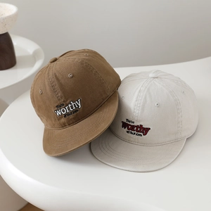 Détail de casquettes en coton lavé avec broderie You're worthy of that love