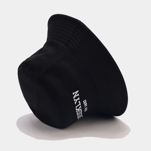 Détail de la broderie blanche Brooklyn sur le chapeau bob en coton noir
