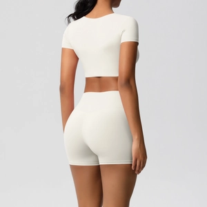 Rückansicht eines weißen Slim-Fit-Crop-Tops und Yoga-Shorts-Set aus mattem Material