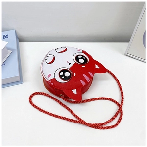 Détail du sac chat rouge et blanc pour enfant avec texture lisse et bandoulière tissée