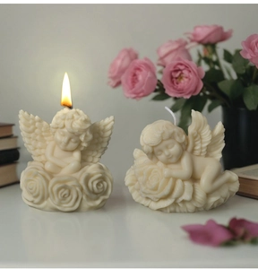 Detail einer brennenden Putten-Engel-Kerze auf Rosen für Aromatherapie und Deko