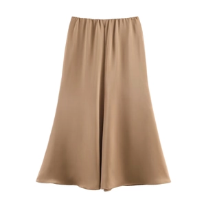 Vue détaillée de la texture satinée lisse et du drapé élégant de cette jupe longue champagne