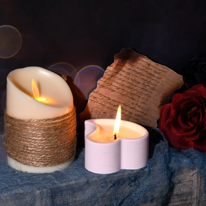 Romantische hartvormige en cilindrische DIY-kaarsen met touw op vintage stof