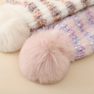 Détail du pompon en fausse fourrure douce et texture en maille à pois colorés
