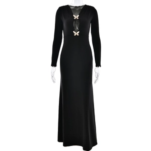Abito lungo bodycon nero a maniche lunghe con scollo a V e cristalli a farfalla