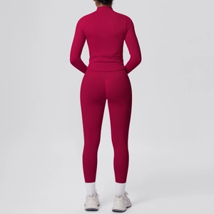Vista posteriore del set da yoga rosso con top a maniche lunghe e leggings a vita alta