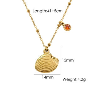 Detailansicht einer goldenen Muschel-Halskette mit rotem Edelstein und Maßangaben
