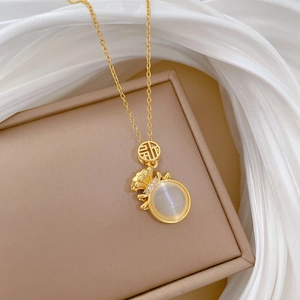 Vue détaillée du collier sac chanceux plaqué or avec pierre œil de chat