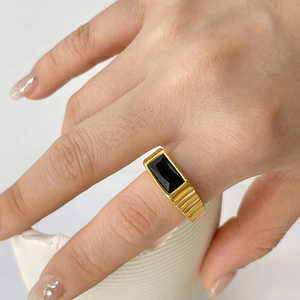 Fashionable gold stainless steel ring with rectangular black zircon and ribbed texture