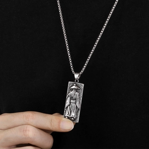 Détail macro d'un pendentif en acier inoxydable argenté avec une figure d'artiste martial