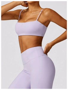 Detail eines lavendelfarbenen Yoga-Bras und passender Leggings an einem Fitnessmodell